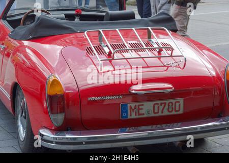 HEILIGENHAUS, NRW, ALLEMAGNE - 10 SEPTEMBRE 2017: Heiligenhaus, NRW, Allemagne - 10 septembre 2017: Vue arrière de la voiture Volkswagen Karmann Ghia d'époque en rouge Banque D'Images