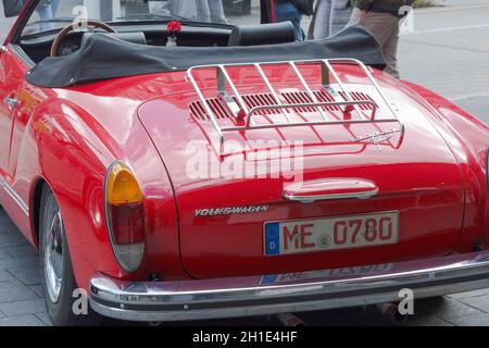 HEILIGENHAUS, NRW, ALLEMAGNE - 10 SEPTEMBRE 2017: Heiligenhaus, NRW, Allemagne - 10 septembre 2017: Vue arrière de la voiture Volkswagen Karmann Ghia d'époque en rouge Banque D'Images