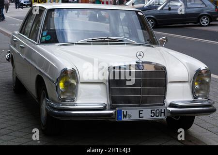 HEILIGENHAUS, NRW, ALLEMAGNE - 10 SEPTEMBRE 2017: Heiligenhaus, NRW, Allemagne - 10 septembre 2017: Voiture classique blanche Mercedes Benz dans une rue.Mercende Banque D'Images