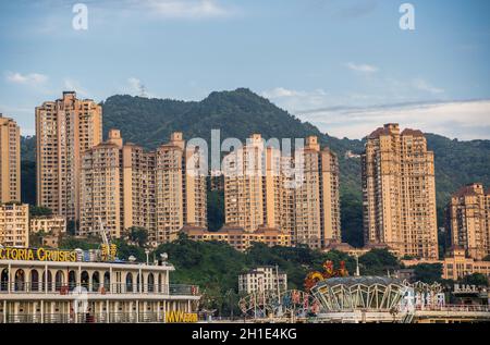 Chongqing, Chine - Août 2019 : bateau de luxe et panorama de la ville de Chongqing sur le fleuve Yangtze, le point de départ pour une petite excursion en bateau Banque D'Images