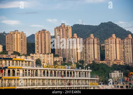 Chongqing, Chine - Août 2019 : bateau de luxe et panorama de la ville de Chongqing sur le fleuve Yangtze, le point de départ pour une petite excursion en bateau Banque D'Images