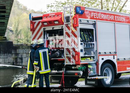 Essen Kettwig, NRW, Allemagne - 28 avril 2016: ESSEN KETTWIG, NRW, ALLEMAGNE - 28 AVRIL 2016: Utilisation d'un entraîneur de chasse-feu à Essen Kettwig, Allemagne.Pare-feu Banque D'Images