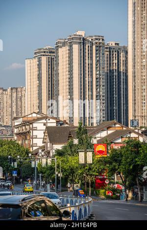 Chongqing, Chine - août 2019 : voitures privées conduisant sur une route menant aux immeubles résidentiels de la banlieue de Chongqing Banque D'Images