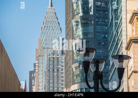 Chongqing, Chine - Août 2019 : Streetlamp devant les immeubles commerciaux et d'affaires de la ville de Jiefangbei Banque D'Images