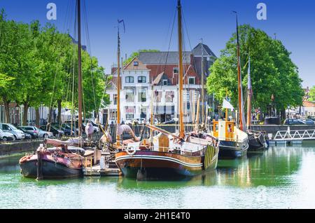 ZIERIKZEE, ZÉLANDE, PAYS-BAS - 15 JUIN 2015 : pays-Bas, vieux port de Hollande dans le centre de la ville Zierikzee Zeeland Banque D'Images
