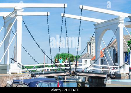 ZIERIKZEE, ZEELAND, PAYS-BAS - 15 JUIN 2015: Double Drawbridge aux pays-Bas Zierikzee.Entrée à la ville portuaire historique. Banque D'Images