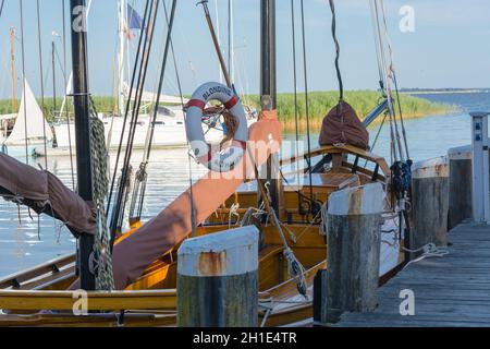 AHRENSHOOP SUR LE DARS - 29 JUILLET 2018: Ahrenshoop sur le Dars - 29 juillet 2018: Zeesenboot nommé Blondine dans le port d'Ahrenshoop sur le S Baltique Banque D'Images
