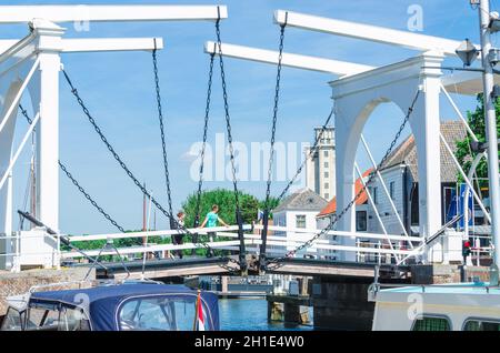 ZIERIKZEE, ZEELAND, PAYS-BAS - 15 JUIN 2015: Double Drawbridge aux pays-Bas Zierikzee.Entrée à la ville portuaire historique. Banque D'Images
