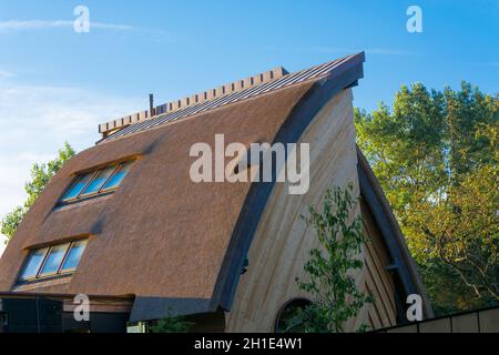 AHRENSHOOP SUR LE DARS - 29 JUILLET 2018: Ahrenshoop sur le Dars - 29 juillet 2018: Architecture moderne sur le Fischland-Darß à Ahrenshoop.Fait de traditio Banque D'Images