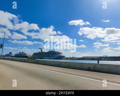 Miami, États-Unis - 29 novembre 2019 : port de Miami avec la ville de Miami en arrière-plan.Vue de la route Banque D'Images