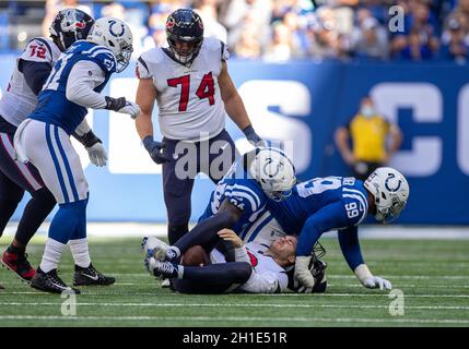 Indianapolis, Indiana, États-Unis.17 octobre 2021.Le joueur de ligne défensif des Indianapolis Colts DeForest Buckner (99) et le joueur de ligne défensif des Indianapolis Colts Tyquan Lewis (94) font l'attaque sur le quarterback des Houston Texans Davis Mills (10) lors du match de football de la NFL entre les Houston Texans et les Indianapolis Colts au stade Lucas Oil à Indianapolis, Indiana.Indianapolis défait Houston 31-3.John Mersiits/CSM/Alamy Live News Banque D'Images