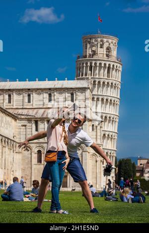 Pise, Italie - Avril 2018 : jeune couple de touristes de prendre un en selfies avant de la célèbre tour penchée de Pise Banque D'Images
