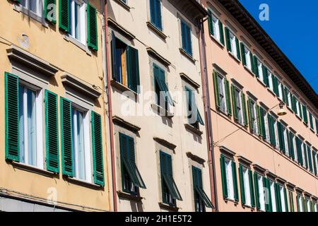Bâtiments colorés avec beaucoup de fenêtres en bois à Pise centre ville Banque D'Images
