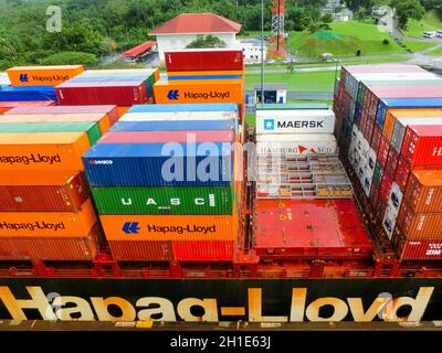 Canal de Panama, Panama - 7 décembre 2019: Navire de fret Hapag-Lloyd entrant dans les écluses de Miraflores dans le canal de Panama, au Panama Banque D'Images