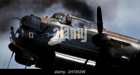 L'Avro Lancaster est un bombardier lourd britannique de la Seconde Guerre mondiale.Il a été conçu et fabriqué par Avro comme un contemporain de la Handley page Halifax, Banque D'Images