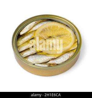 Sprat européen fumé en conserve dans de l'huile avec une tranche de citron isolée sur fond blanc Banque D'Images