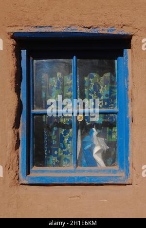 Fenêtre bleue dans la ville de San Pedro de Atacama, région d'Antofagasta, Chili Banque D'Images