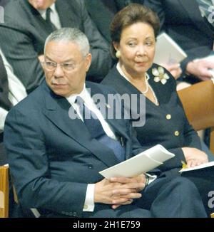 Le secrétaire d'État des États-Unis Colin Powell et son épouse, Alma, aux funérailles de Ronald Reagan à la cathédrale nationale de Washington, D.C., le 11 juin 2004. Crédit: Ron Sachs / CNP / Sipa USA (RESTRICTION:PAS de journaux ou journaux New York ou New Jersey dans un rayon de 75 km de New York) Banque D'Images