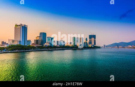 DA NANG, VIETNAM - OCT 4, 2019: Vue de la ville de Da Nang avec la rivière Han dans le sud de la côte centrale du Vietnam Banque D'Images