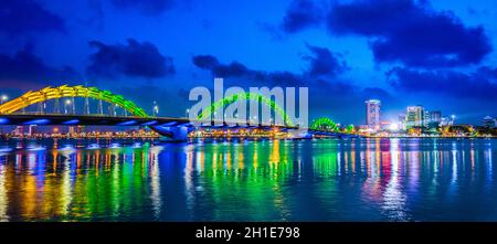 DA NANG, VIETNAM - OCT 4, 2019: Vue de nuit du pont du Dragon au-dessus de la rivière Han dans la ville de Da Nang, sur la côte centrale sud du Vietnam Banque D'Images