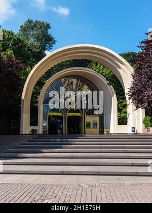 Kiev, Ukraine - le 13 juillet 2019 : l'entrée du Funiculaire à Kiev, Ukraine. Le funiculaire transporte les passagers de la région de la rivière Dnipro au top o Banque D'Images