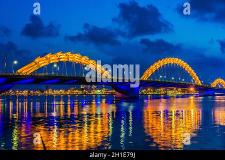 DA NANG, VIETNAM - OCT 4, 2019: Vue de nuit du pont du Dragon au-dessus de la rivière Han dans la ville de Da Nang, sur la côte centrale sud du Vietnam Banque D'Images