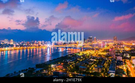 DA NANG, VIETNAM - OCT 3, 2019: Vue de nuit de Da Nang sur la rivière Han dans le sud de la côte centrale du Vietnam Banque D'Images