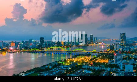 DA NANG, VIETNAM - OCT 3, 2019: Vue de nuit de Da Nang sur la rivière Han dans le sud de la côte centrale du Vietnam Banque D'Images