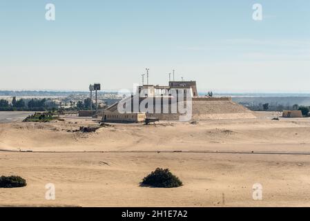 Ismailia, Egypte - Novembre 5, 2017 : la bataille d'Ismaïlia Memorial et la côte de sable du Canal de Suez à Ismaïlia, en Égypte. Banque D'Images