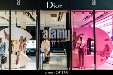 SINGAPOUR - 5 MARS 2020 : entrée principale du magasin Dior dans le centre commercial de Singapour Banque D'Images