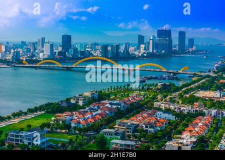 DA NANG, VIETNAM - OCT 4, 2019: Vue sur la ville de Da Nang avec le pont Dragon au-dessus de la rivière Han, dans le sud de la côte centrale du Vietnam Banque D'Images