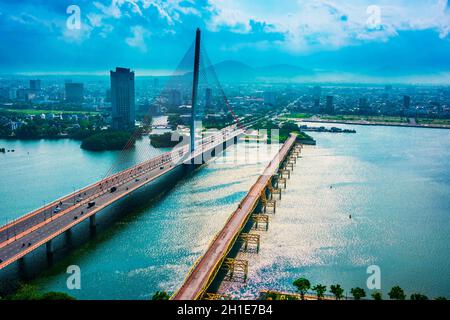 DA NANG, VIETNAM - OCT 4, 2019: Vue de la ville de Da Nang avec le pont Nguyen Van Troi sur la côte centrale du Sud du Vietnam Banque D'Images