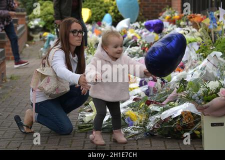 Leigh on Sea Essex, Royaume-Uni.18 octobre 2021.Hommages floraux laissés à l'église méthodiste de Belfoires à Leigh on Sea Essex la scène du meurtre du député Sir David Amiss le vendredi 15 octobre 2021.Crédit : MARTIN DALTON/Alay Live News Banque D'Images