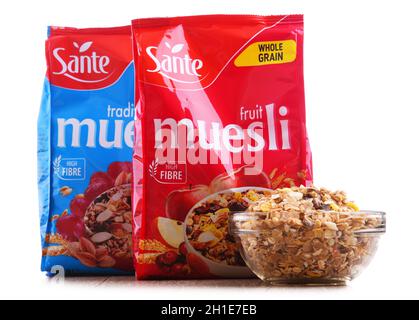 POZNAN, POL - APR 17, 2020: Emballages de muesli produits par Sante, une entreprise alimentaire établie en 1992 en Pologne Banque D'Images