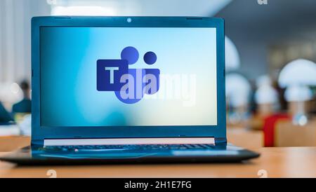 POZNAN, POL - APR 24, 2020: Ordinateur portable affichant le logo de Microsoft Teams, une plate-forme unifiée de communication et de collaboration Banque D'Images