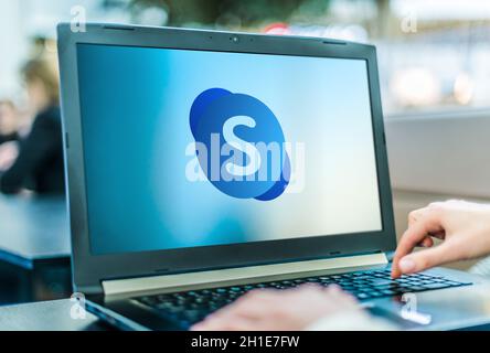 POZNAN, POL - APR 24, 2020 : ordinateur portable affichant le logo de Skype entreprise Server, qui fait partie de la famille de logiciels et services Office développés par Banque D'Images