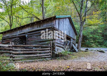 Vieilles pierres de moulin appuyées contre une grange à Ely's Mill le long du Roaring Fork Motor nature Trail dans le parc national des Great Smoky Mountains Banque D'Images