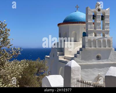 Clocher traditionnel et dôme bleu des églises blanches orthodoxes, île de Sifnos, Grèce Banque D'Images