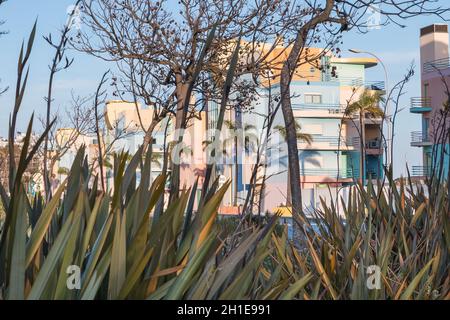 Albufeira, Portugal - 3 mai 2018: Vue sur une rue dans le quartier moderne partiellement abandonnée à la suite de la crise financière dont certains bâtiments ont la haine Banque D'Images