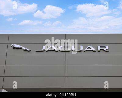 Filderstadt, Allemagne - 03 octobre 2019 : logo de la marque Jaguar sur fond ciel bleu vif situé à l'entrée de son concessionnaire dans la salle d'exposition des offres de la concession Banque D'Images