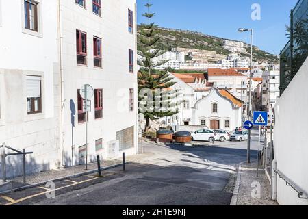 Sesimbra, Portugal - 19 février 2020: Détail de l'architecture de la maison et bâtiment typique dans le centre ville, une journée d'hiver Banque D'Images