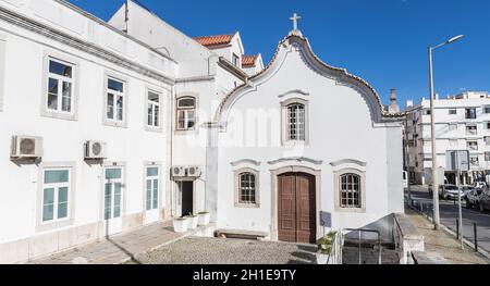 Sesimbra, Portugal - 19 février 2020 : détail architectural de la chapelle de Misericorde (Capela Da Misericordia) dans le centre-ville, par une journée d'hiver Banque D'Images