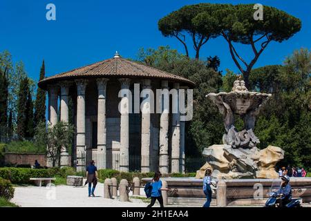 ROME, ITALIE - Avril 2018 : le Temple d'Hercule Victor ou Hercules Olivarius un temple romain, à Piazza Bocca della Verita et à la Fontaine de la cartouche 3 Banque D'Images