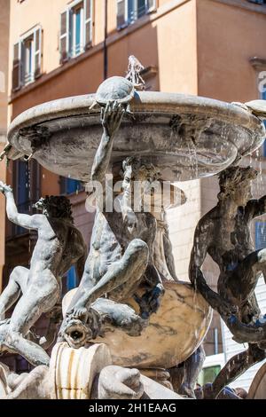 La tortue fontaine située sur la place Piazza Mattei construit en 1588 par l'architecte Giacomo della Porta Banque D'Images