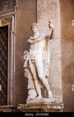 ROME, ITALIE - Avril 2018 : Détails des statues dans la cour du Palazzo Mattei di Giove Banque D'Images