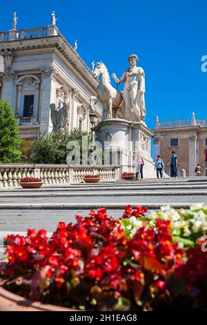 ROME, ITALIE - Avril 2018 : les touristes qui visitent la colline du Capitole et le Palais Sénatorial Banque D'Images