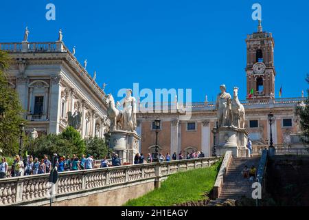 ROME, ITALIE - Avril 2018 : les touristes qui visitent la colline du Capitole et le Palais Sénatorial Banque D'Images