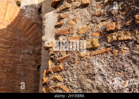 ROME, ITALIE - Avril 2018 : Détail de l'enceinte de la célèbre Colisée à Rome Banque D'Images