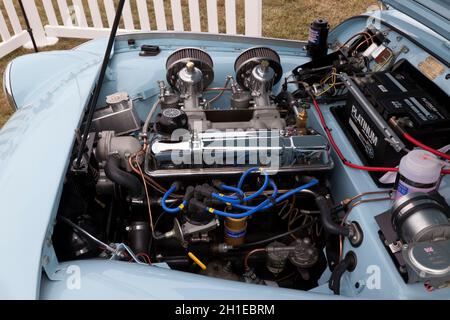 Vue rapprochée du moteur d'un bleu, 1959, Triumph TR3, exposée, au salon de l'auto classique de Londres 2021 Banque D'Images