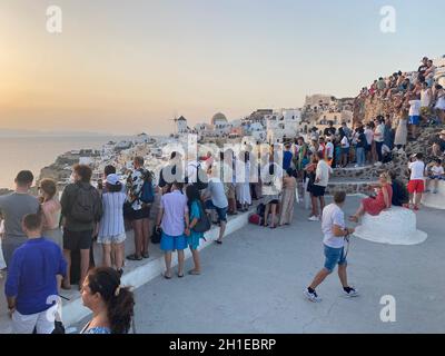 Santorin, Grèce, 2 août 2021.Foule attendant de photographier le coucher du soleil à Oia Banque D'Images